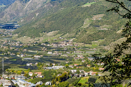 Algund, Dorf, Kirche, Waalweg, Weinberg Obstbäume, Vinschgau, Südtirol, Herbst, Herbstsonne, Italien
