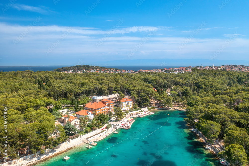 Die Bucht von Cikat auf der Insel Losinj bei Mali Losinj und dem Hotel Alhambra ist umgeben von Pinienwäldern - Kroatien