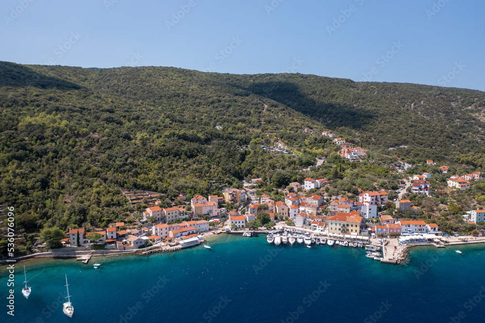 Der malerische Fischerort Valun befindet sich im Schutz des Gebirges Pernat auf der Insel Cres, Kroatien