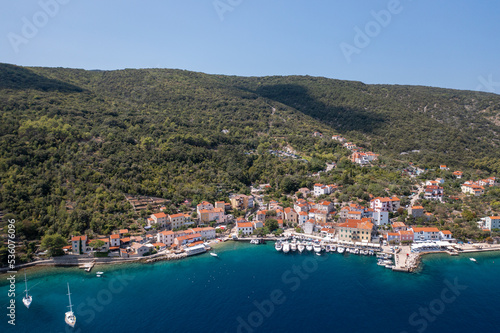 Der malerische Fischerort Valun befindet sich im Schutz des Gebirges Pernat auf der Insel Cres, Kroatien