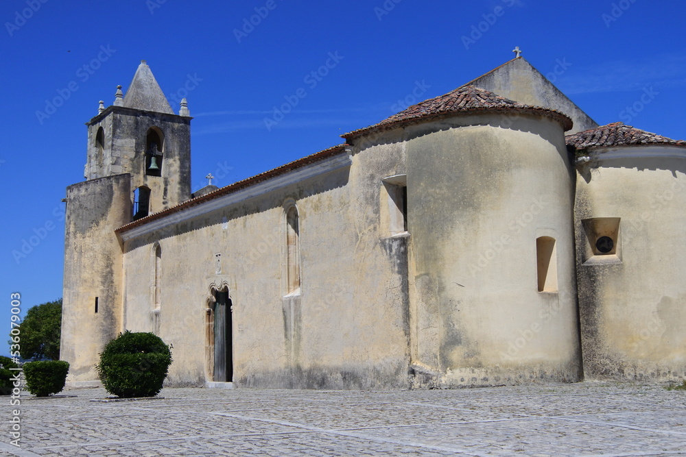 Kirche mit Glockenturm in der Burg von Montemor-o-Velho	