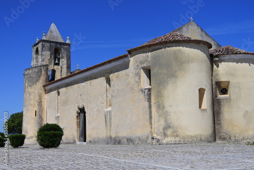 Kirche mit Glockenturm in der Burg von Montemor-o-Velho 
