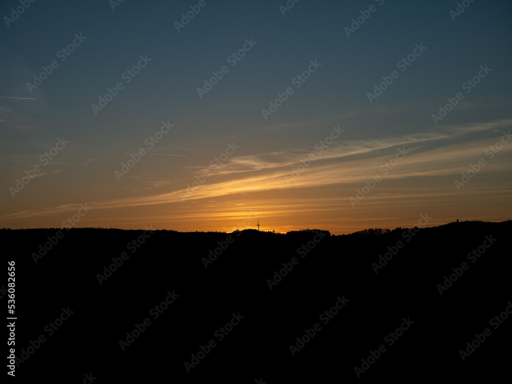 Sonnenuntergang mit Landschafts-Silhouette Sonnenuntergang mit Landschafts-Silhouette