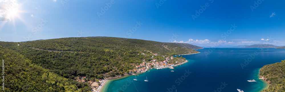 Panoramafoto vom Fischerdorf Valun  auf der Insel Cres in Kroatien