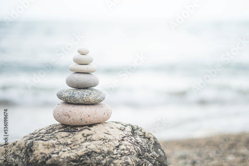 Murais de parede Pebble tower balance harmony stones arrangement on sea beach coastline peaceful