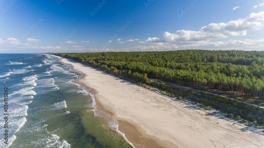 Ścieżka plaża las z drona - obrazy, fototapety, plakaty 