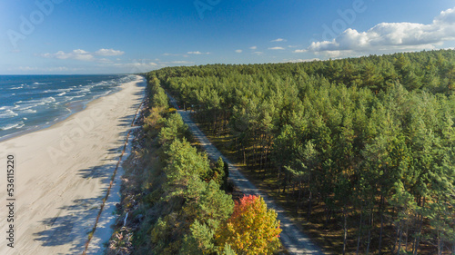 Ścieżka plaża las z drona