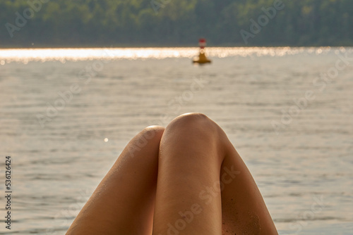 Beine am Strand mit Boje