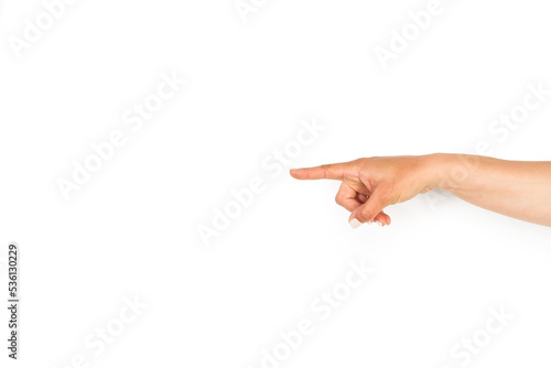 Mano de mujer señalando y apuntando con el dedo indice sobre un fondo blanco liso y aislado. Vista de frente y de cerca. Copy space