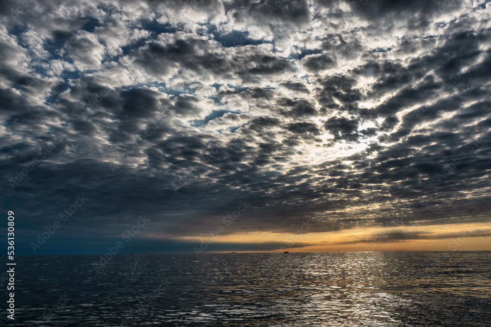 Fototapeta premium sunset over the sea