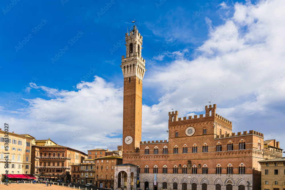 Blick auf das Rathaus Palazzo Pubblico in Siena, Italien