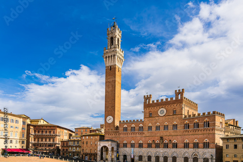 Blick auf das Rathaus Palazzo Pubblico in Siena, Italien photo