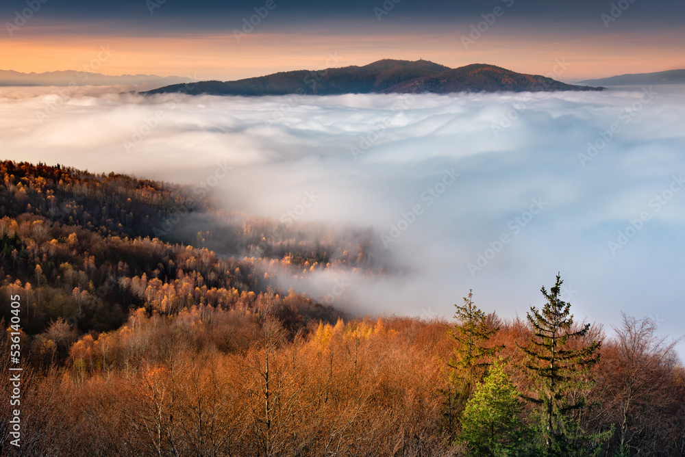 Autumn, misty panoramic view of the Tatra Mountains and the mountains, from the tower in Koziarz, Poland.
Jesienny, mglisty widok na panoramę Tatr i gór, z wieży widokowej na Koziarzu, Polska.
