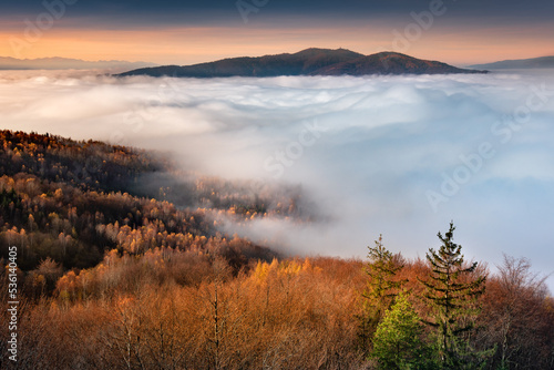 Autumn, misty panoramic view of the Tatra Mountains and the mountains, from the tower in Koziarz, Poland. Jesienny, mglisty widok na panoramę Tatr i gór, z wieży widokowej na Koziarzu, Polska.