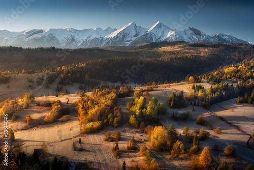 Colorful autumn, a panoramic view of the Tatra Mountains and the mountains. Belianske Tatras seen from Osturna. Jesień, widok na panoramę Tatr i góry. Tatry Bielskie widziane z Osturni, Słowacja.  © Arkadiusz