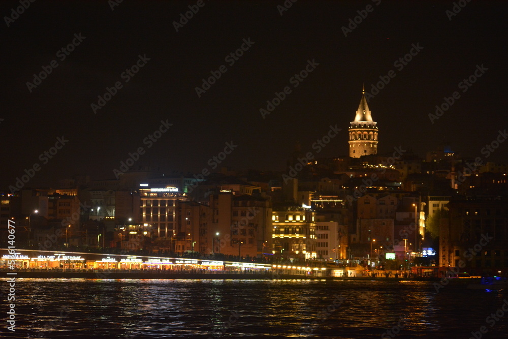 Fototapeta premium torre galata de noche en estambul