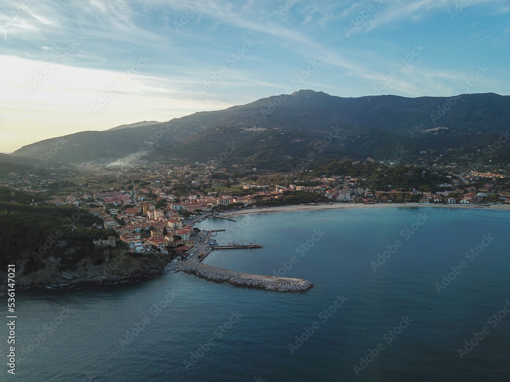 Fototapeta premium Porto di Marina di Campo e spiaggia, veduta con il drone. Isola d'Elba, Italia