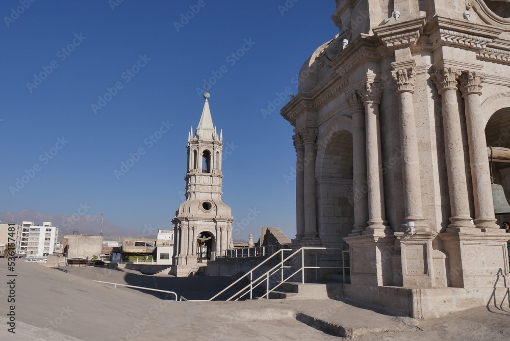 La Cathédrale Notre-Dame palmier d'Arequipa, monument religieux et la place des Armes, avec ses cloches, son parc, sa fontaine, ses cloches et son côté historique