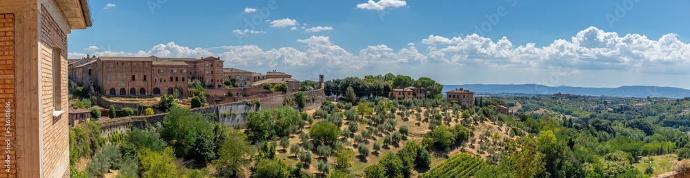 Panorama des remparts et des collines de Sienne, Italie