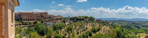 Panorama des remparts et des collines de Sienne, Italie photo