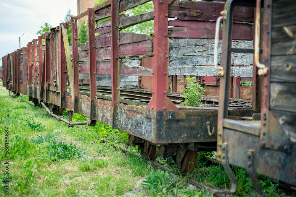 stary wagon kolejowy, zarośnięty zielenią złom stary wagon kolejowy, zarośnięty zielenią złom