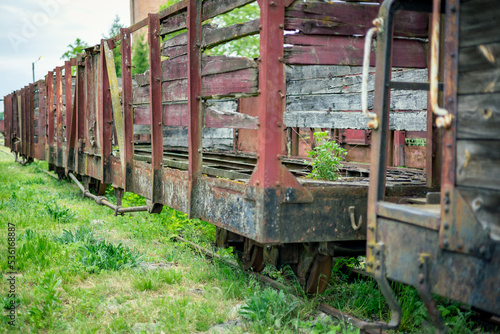 stary wagon kolejowy, zarośnięty zielenią złom