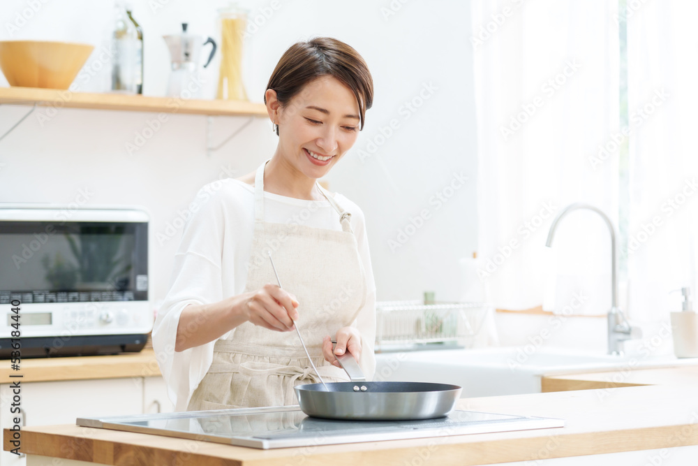 キッチンで料理をする女性