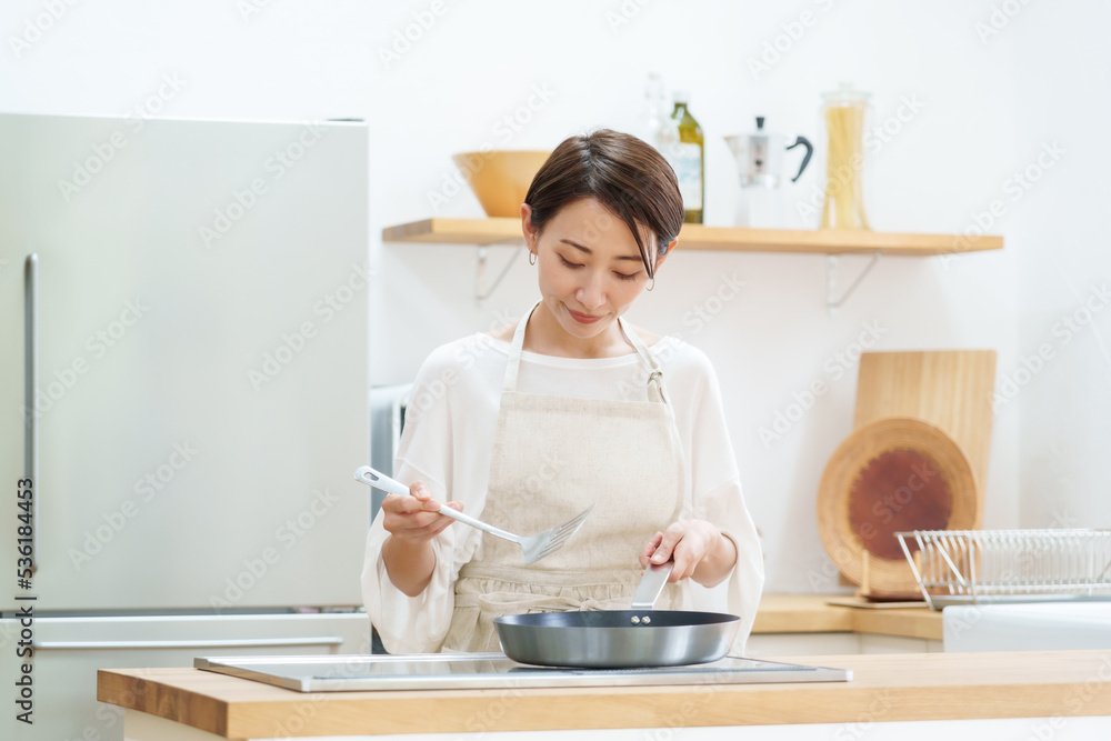 キッチンで料理をする女性