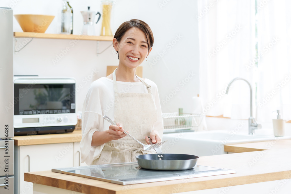 キッチンで料理をする女性のポートレート キッチンで料理をする女性のポートレート