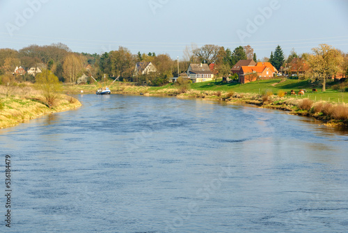 Aalschokker auf der Weser bei Drakenburg im Frühling