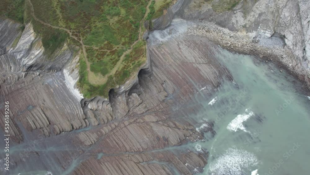 DRONE - vue aérienne - paysage de nature avec falaise et caverne en espagne, avec océan atlantique sans aucune personne en fin de matinée journée