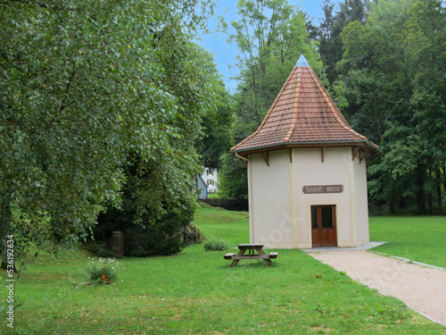 Grand-Est - Vosges - Bussang - La source Marie se trouve dans le kiosque du parc de la ville photo