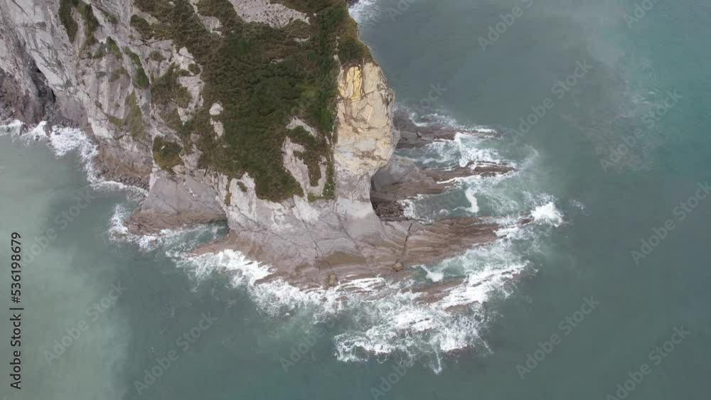 DRONE - vue aérienne - paysage de nature avec falaise et caverne en espagne, avec océan atlantique sans aucune personne en fin de matinée journée