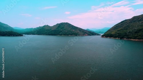 Vista aerea cinematica de la hermosa represa de prado en tolima colombia. mar interior del pais . concepto de vacaciones