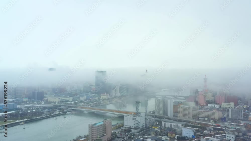 霧に包まれた街 空撮 霧に包まれた街 空撮
