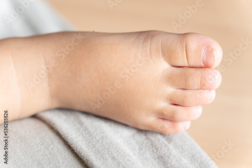 赤ちゃんの足の甲