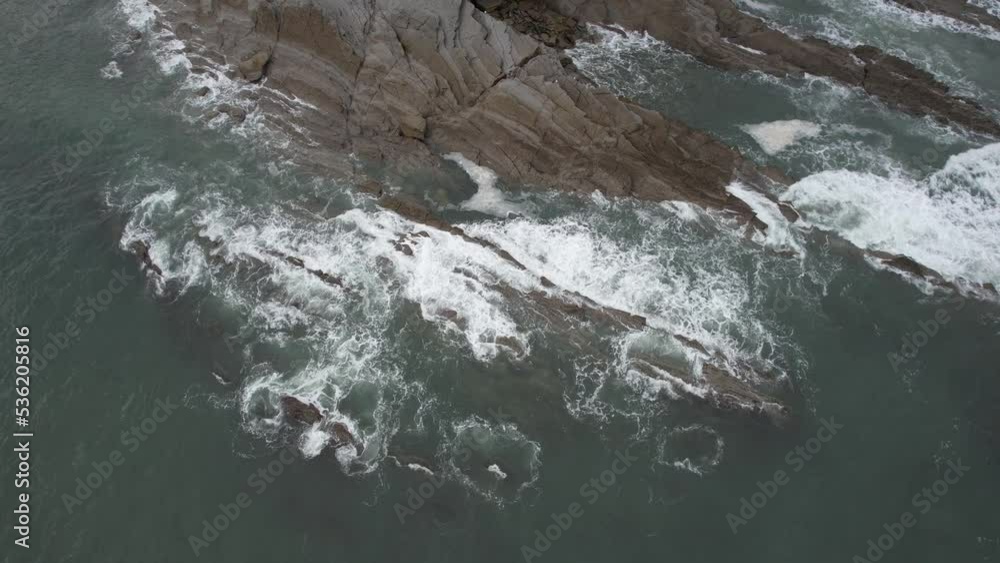 DRONE - vue aérienne - paysage de nature avec falaise et caverne en espagne, avec océan atlantique sans aucune personne en fin de matinée journée
