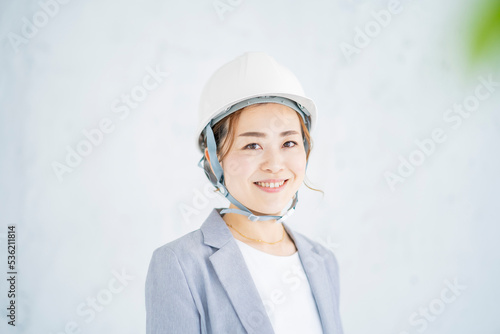 ヘルメットをかぶったスーツ姿の女性 