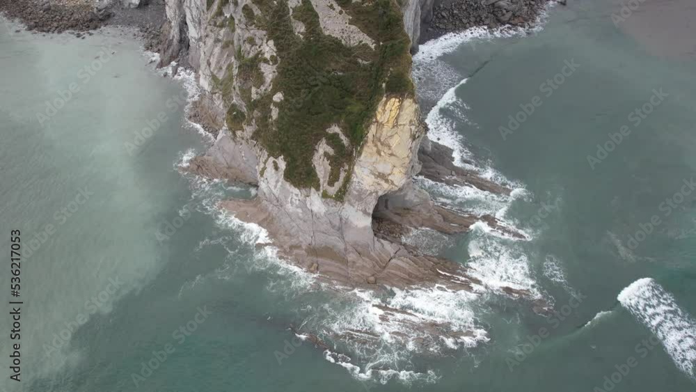 DRONE - vue aérienne - paysage de nature avec falaise et caverne en espagne, avec océan atlantique sans aucune personne en fin de matinée journée