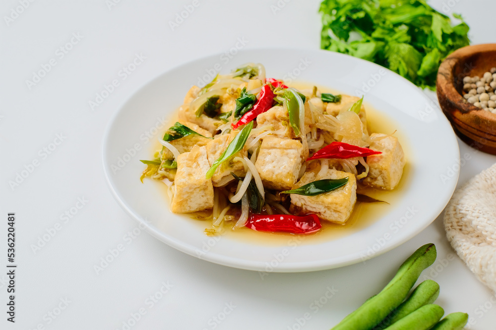 Indonesian stir fry bean sprouts mixed with fried tofu Stock Photo