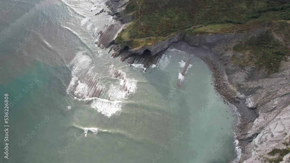 DRONE - vue aérienne - paysage de nature avec falaise et caverne en espagne, avec océan atlantique sans aucune personne en fin de matinée journée