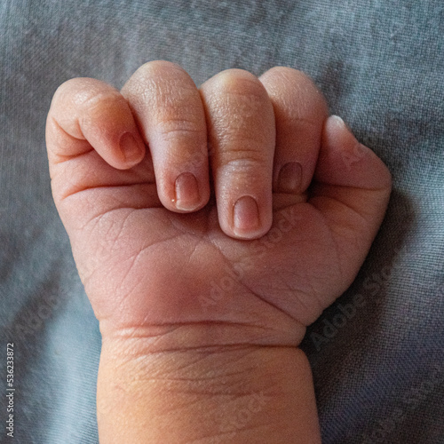 mano de un bebe recién nacido