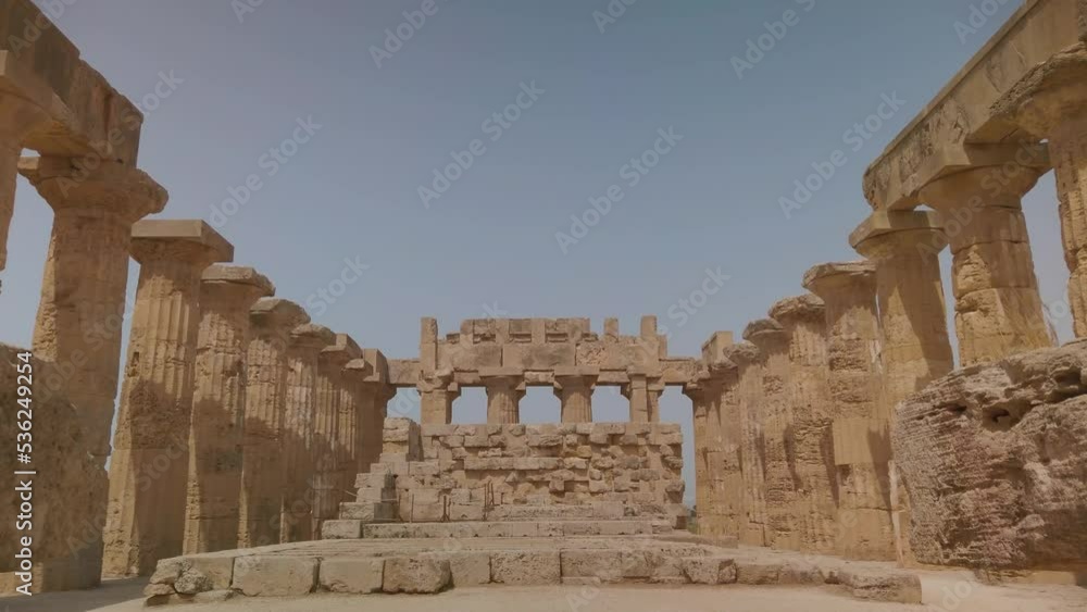 A dinamic shot, that starts behind a pedestal, and moves to the right, revealing the Selinunte temple from inside. A dinamic shot, that starts behind a pedestal, and moves to the right, revealing the Selinunte temple from inside.