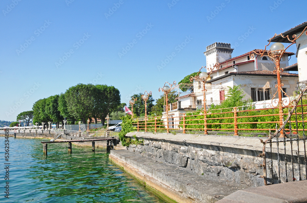 Fototapeta premium Lago di Garda, il lungolago fra Salò e Gardone Riviera