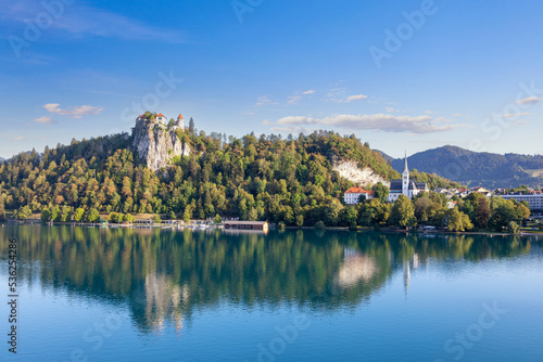 Burg von Bled und Kirche im Ort Bled in Slowenien