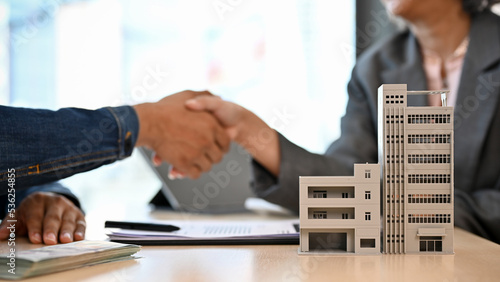 Photos Modern building or condominium model on the table