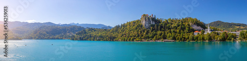 Panoramafoto vom Bleder See in Slowenien mit Burg und Insel photo