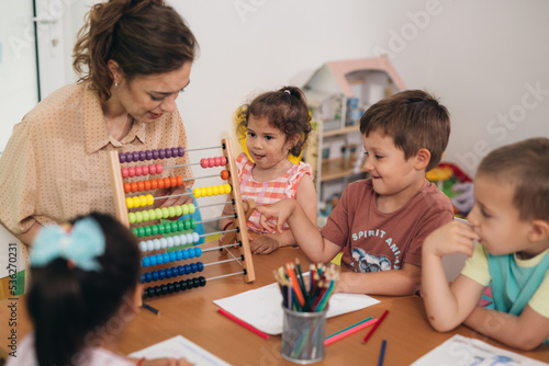 Canvastavla teacher teaching children in daycare