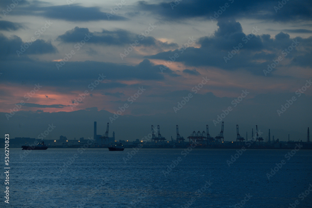 Naklejka premium 東京湾の工場地帯