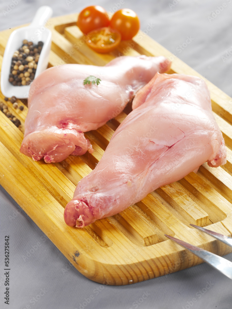  Cuisse de poulet crue 